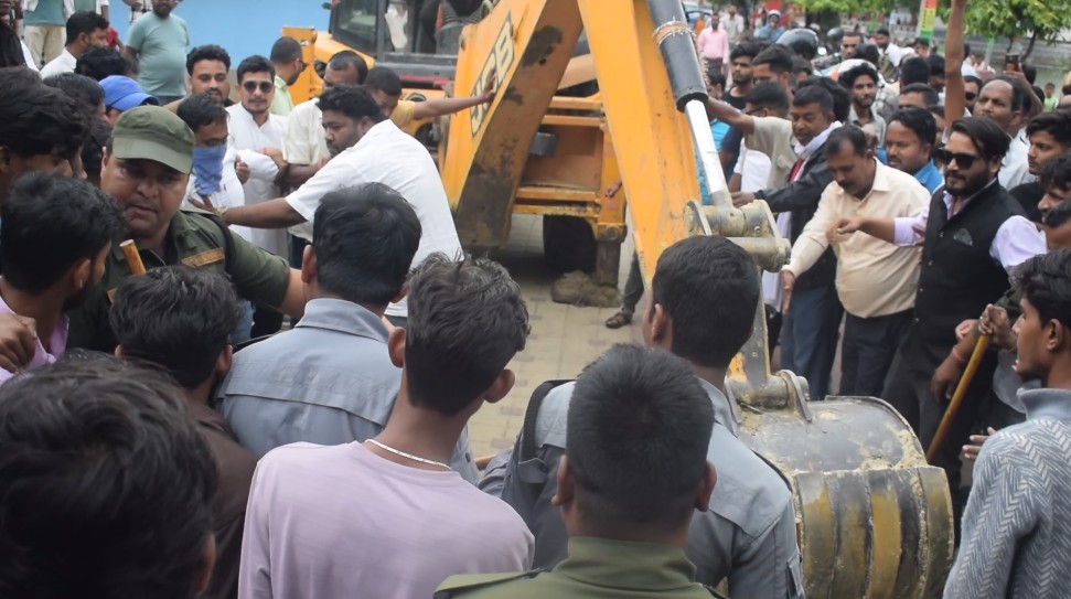 जनकपुरधामको गंगासागर पूर्व पटृीको डिलमा रामनारायण मिश्र शालिक निर्मानमा: विवाद