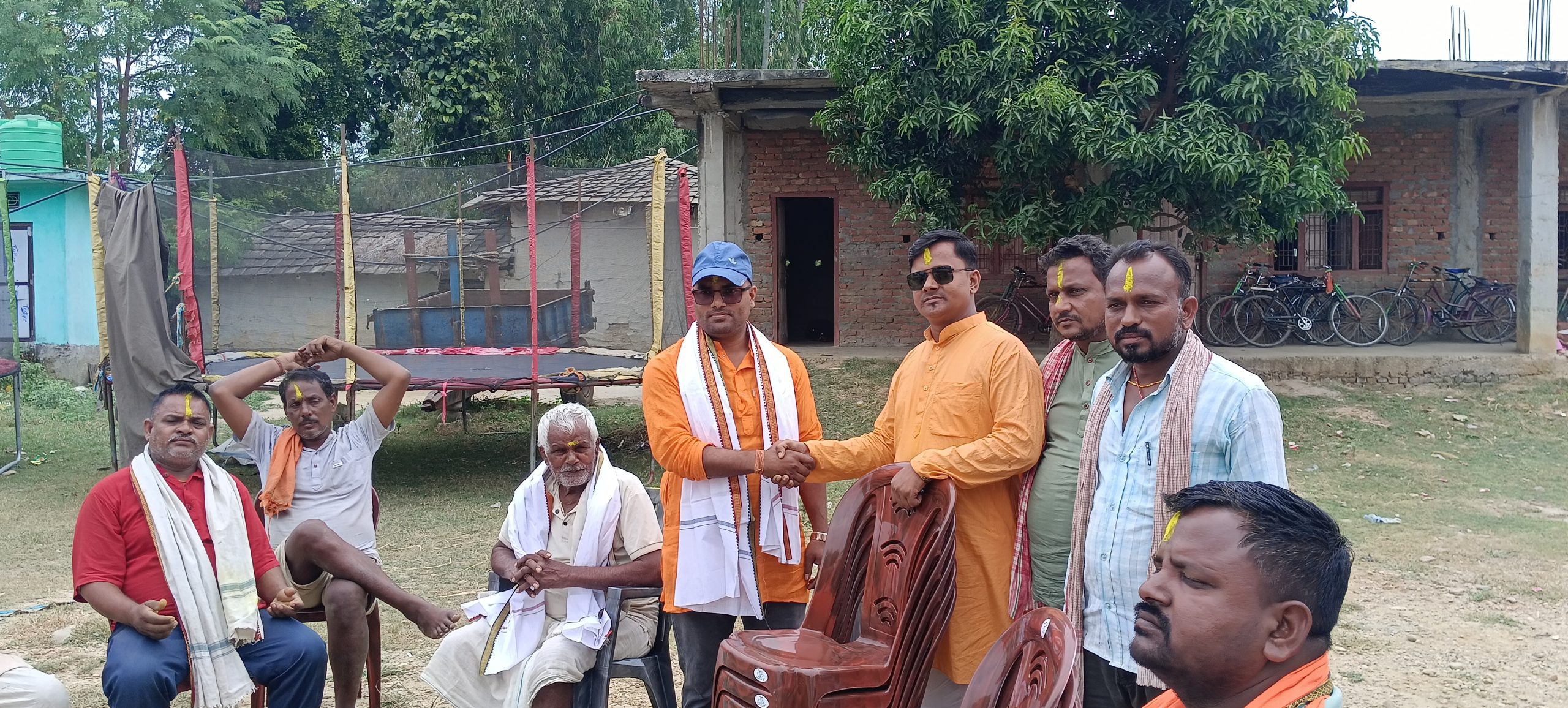 “गाउँकै लागि गाउँको सहयोग” — इन्जिनियर सन्जित यादवद्वारा श्री कुम्हरा युवा क्लबलाई २० खुर्सी हस्तान्तरण