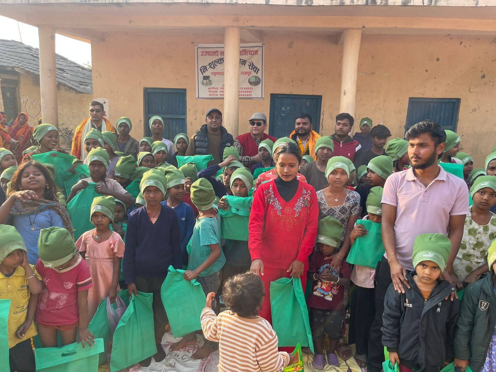 धनुषाधाममा निःशुल्क ट्युशनमा अध्ययनरत बालबालिकालाई शैक्षिक सामग्री वितरण