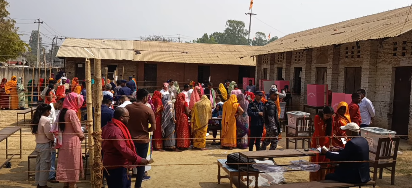 धनुषा–३ फुलगामा मतदान केन्द्रमा ४१% मतदान, महिला मतदाताको सहभागिता उच्च
