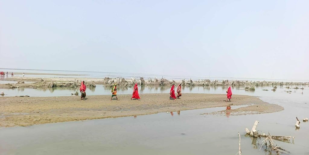 मतदान गर्न चार घण्टा पैदल: सुनसरीको श्रीलंका टप्पुका मतदाताको बाध्यता