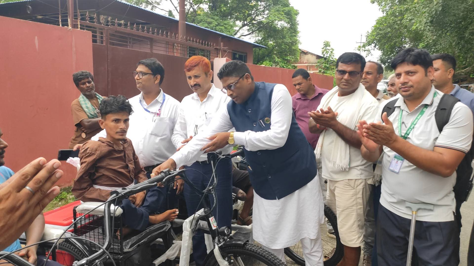 मधेश प्रदेश सरकारद्वारा अति विपन्न अपाङ्गता भएका व्यक्तिलाई १७ थान विद्युतीय ट्राइसाइकल वितरण