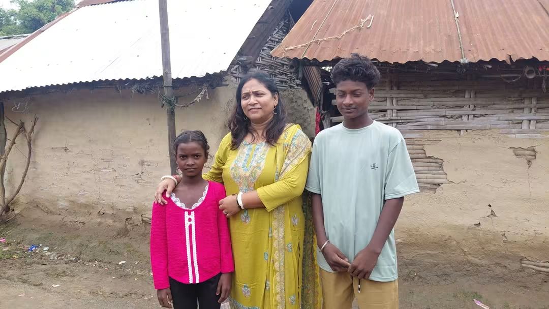 बाढीपीडित सुभाष र बहिनीको जिम्मेवारी डा. बबी सिंहले लिइन्