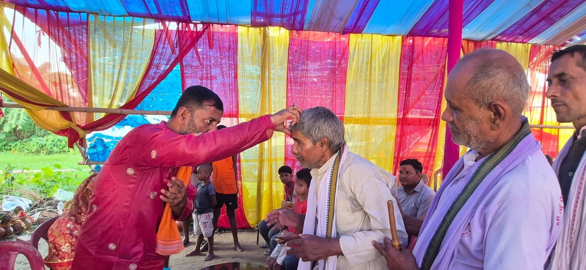 सहिदनगरमा नगर प्रमुख यादवले लगाए दसैँको टीका